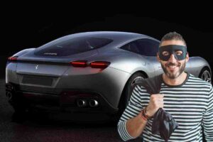 Una Ferrari Roma sparisce nel vuoto