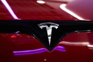 Tesla nuovo ritardo