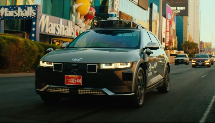 Robotaxi Hyundai confronto con esseri umani
