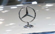 Mercedes va in fiamme