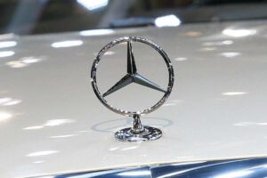 Mercedes va in fiamme