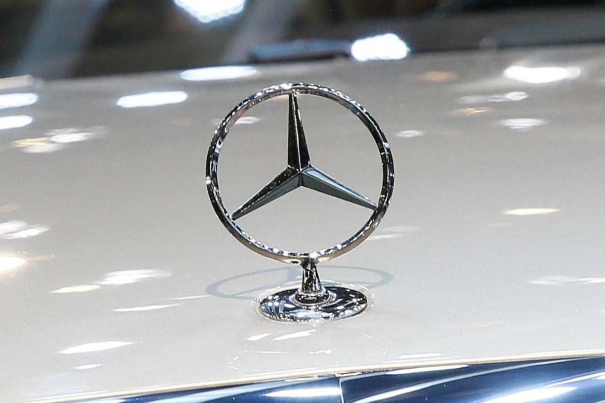 Mercedes va in fiamme